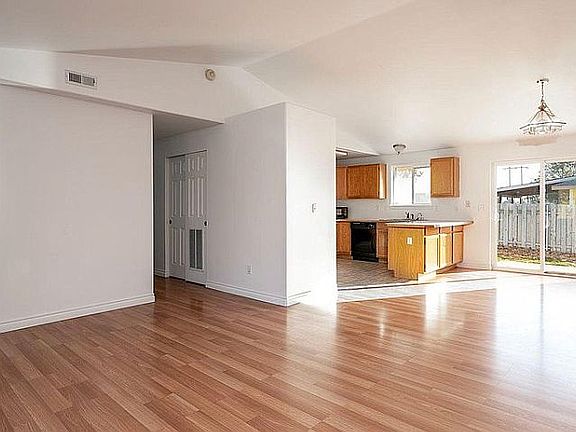 2nd image of 3142 Primrose St