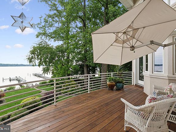 4th image of 922 Old County Rd