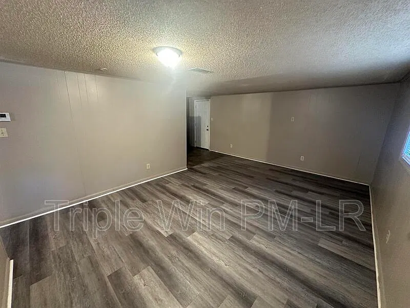 2 bed, 1.0 bath, $725 — Photo 3