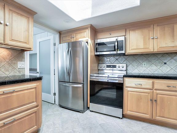 5th image of 217 Charter Oaks Cir