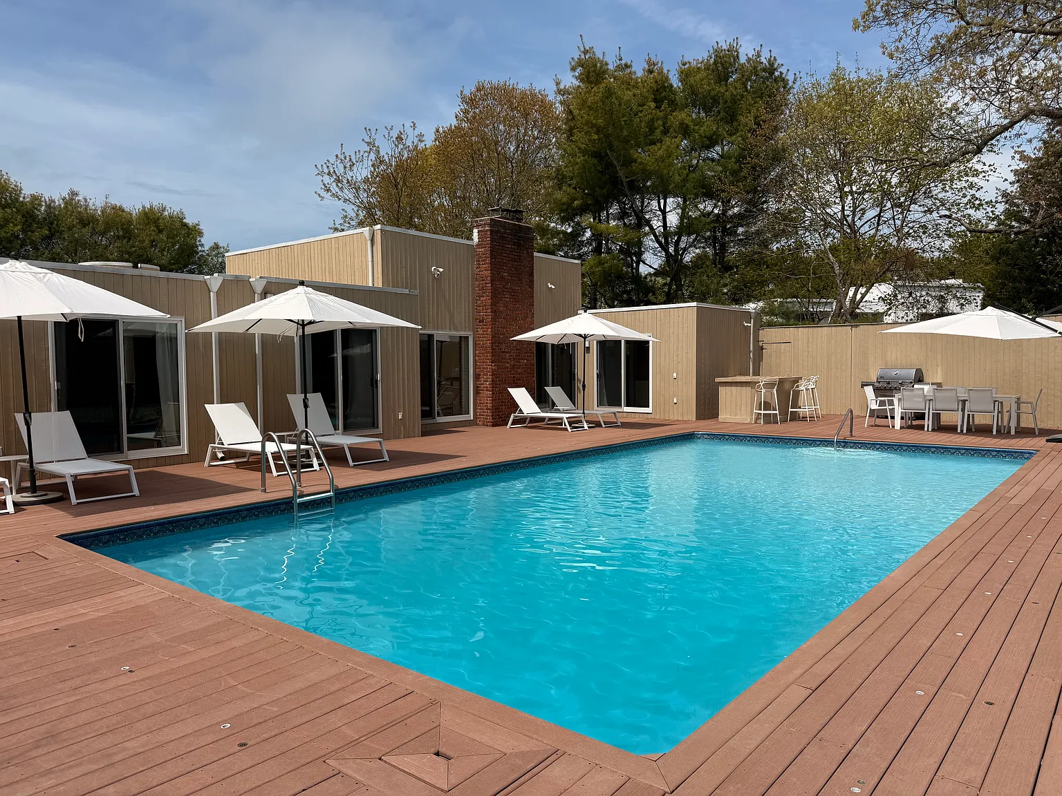 4 Bedroom Home w/Pool & Tennis on 1 acre, 12 mins to Beach — Photo 1