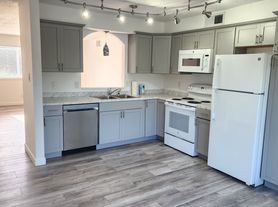 499 Perrey Dr, Holts Summit, MO
