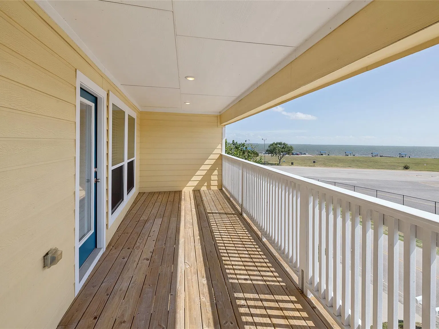 3 bed, 3.0 bath, 2306 sqft, $3,200 — Photo 1