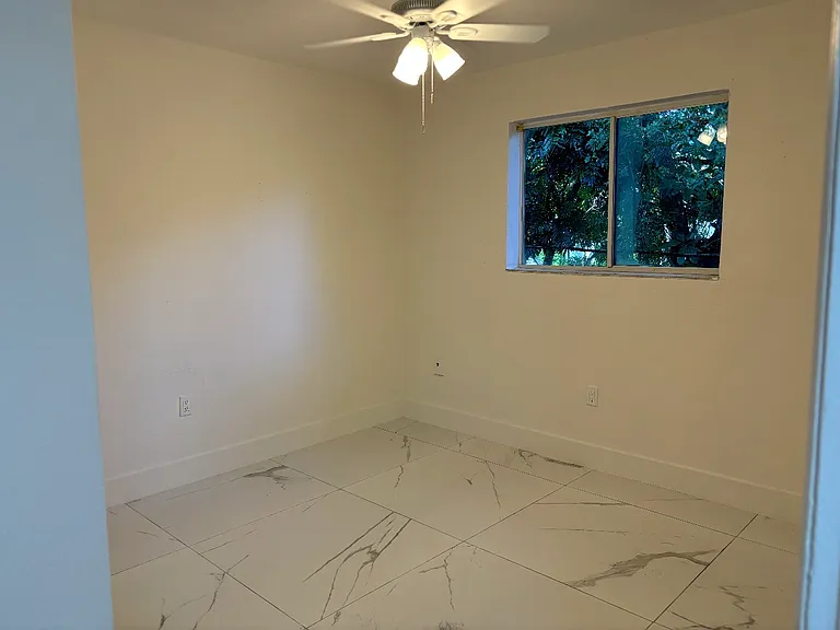1040 SW 4th St #4 — Photo 1