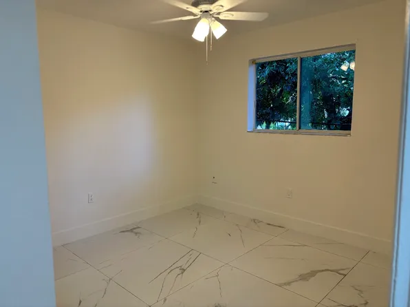 1040 SW 4th St APT 4, Miami, FL 33130