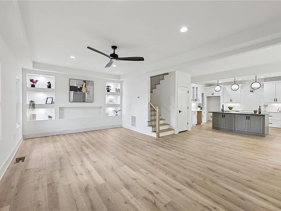 5th image of 727 Garibaldi St SW