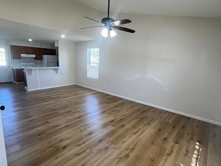 2509 Carnation Dr — Photo 2