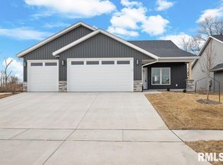 1102 Eagles Crest Dr, Davenport, IA