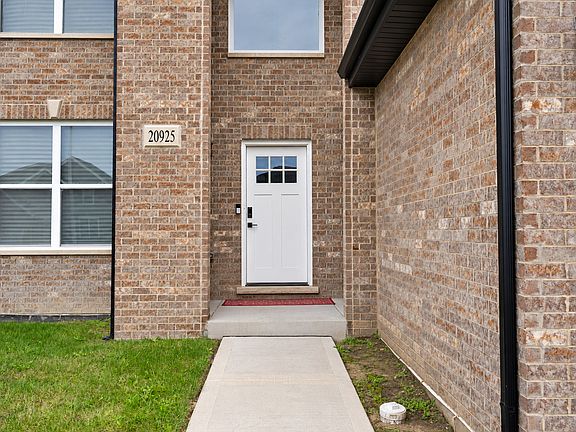 5th image of 20925 Dexter St