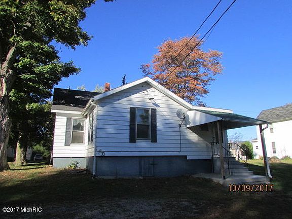 3rd image of 210 E Bacon St