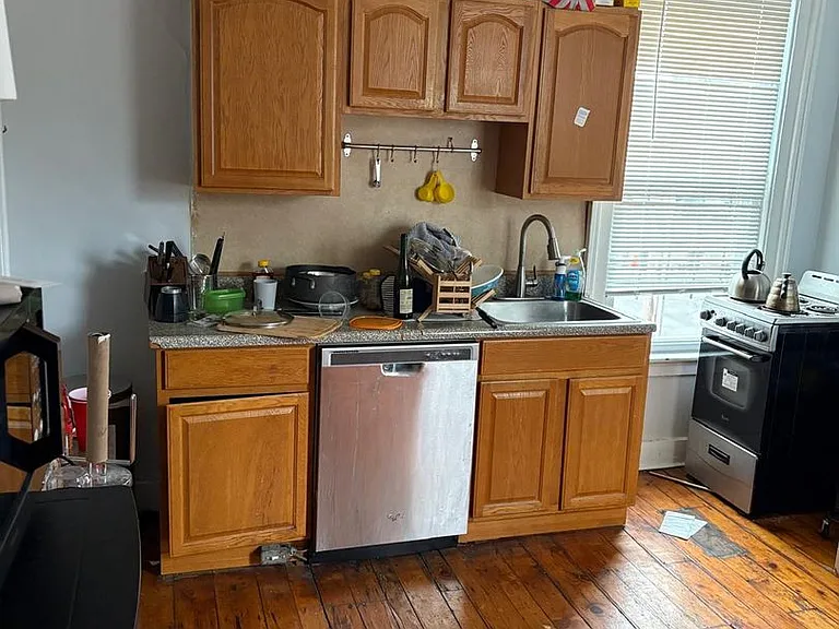 395 Crown St — Photo 14