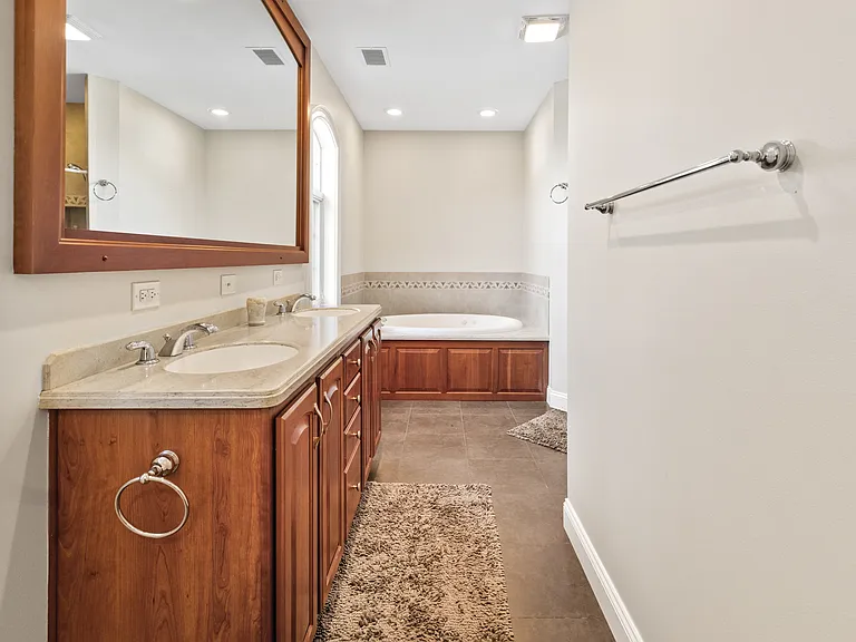Hillside Dr W — Photo 25