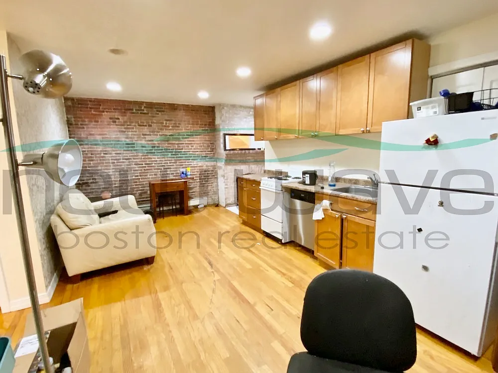 3 bed, 1000 sqft, $4,500 — Photo 2