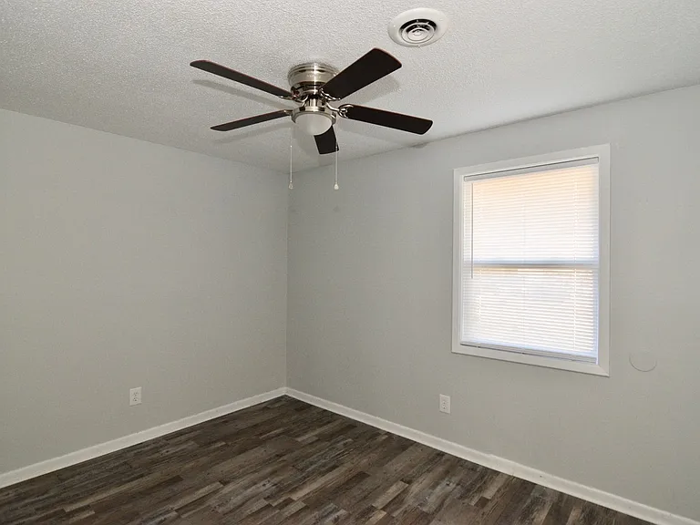 524 Laverne Ave — Photo 18