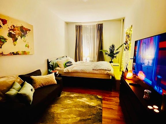 2nd image of 203 W 91st St #Dd