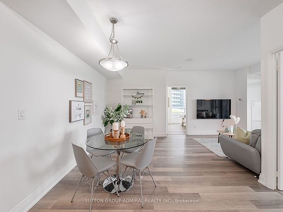 5th image of 7167 Yonge St #912