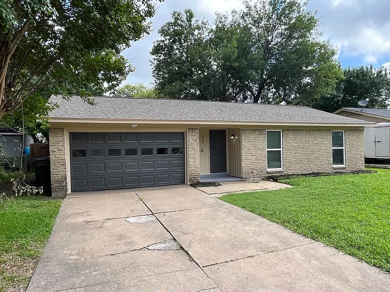 1009 Foxe Basin Dr — Photo 1