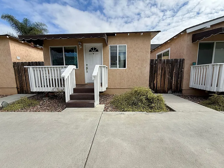Modern Bungalow with W/D + A/C! Assigned Parking Included & 1 Garage Storage! — Photo 18