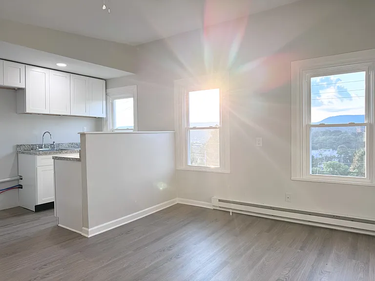 526 E Main St — Photo 6