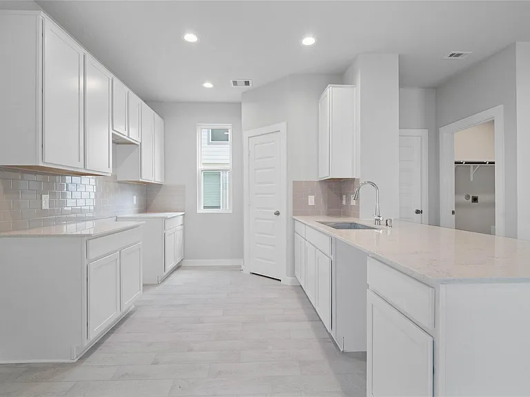 2638 Finley Ln — Photo 4