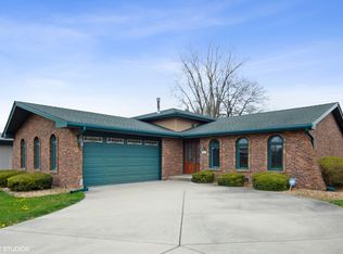 8510 Candlelight Dr E, Willow Springs, IL 60480