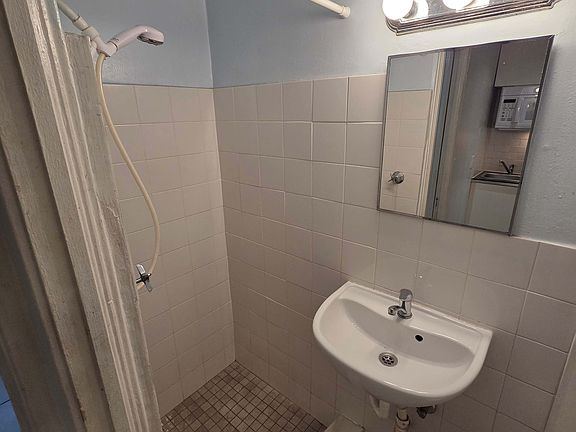 5th image of 900 3rd St N APT 7