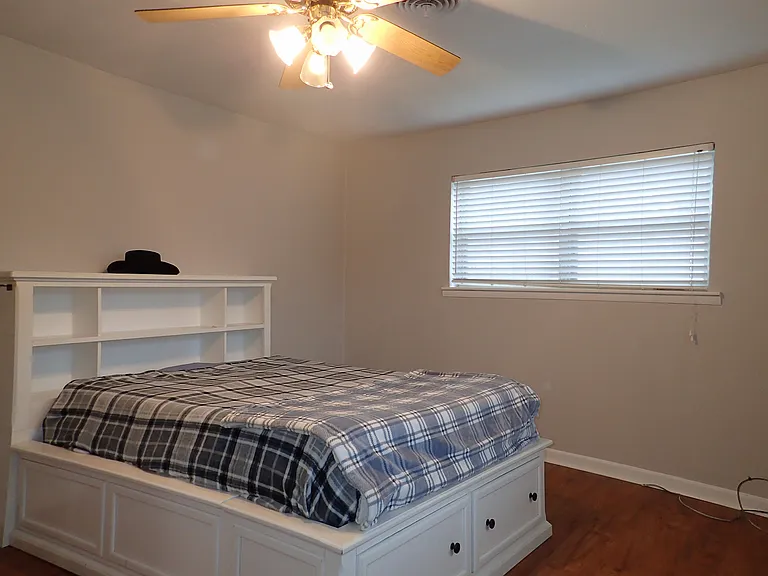 1216 Elmwood St — Photo 3
