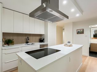 2016 Fullerton Ave #102, North Vancouver, BC V7P 3E6