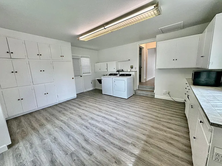 Bonus Room w/ Laundry