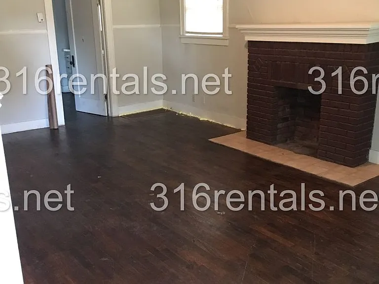 419 E 6th St — Photo 3