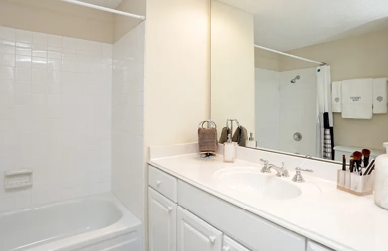 Embassy Park Apartments — Photo 36