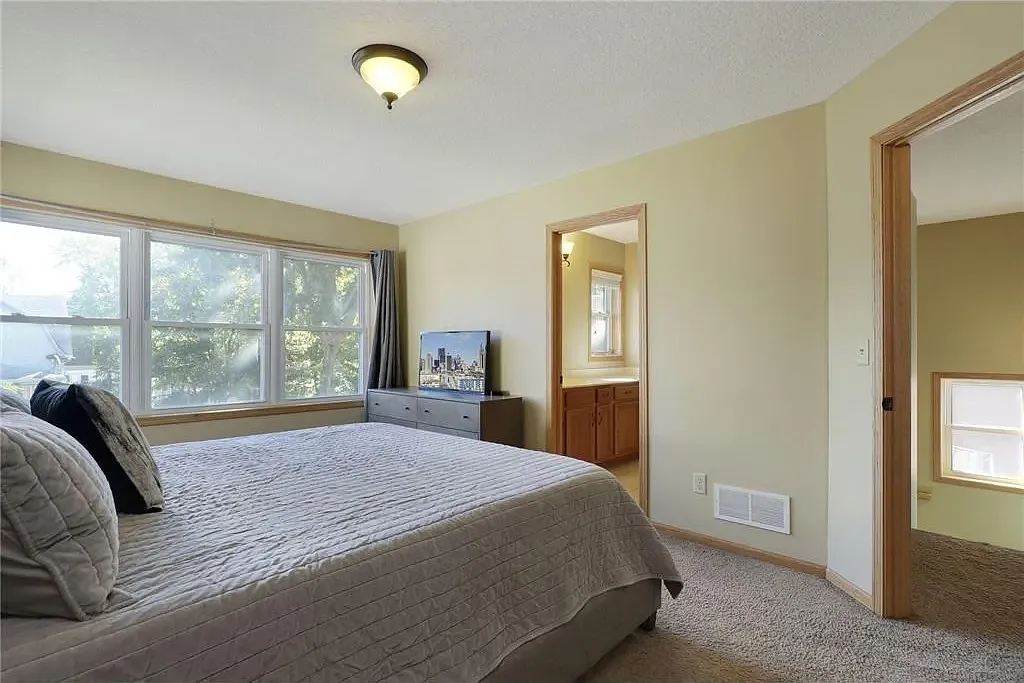 3 bed, 2.5 bath, 2484 sqft, $3,000 — Photo 3