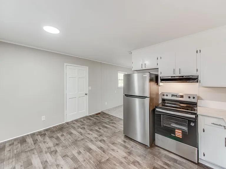 212 E Poplar St — Photo 8