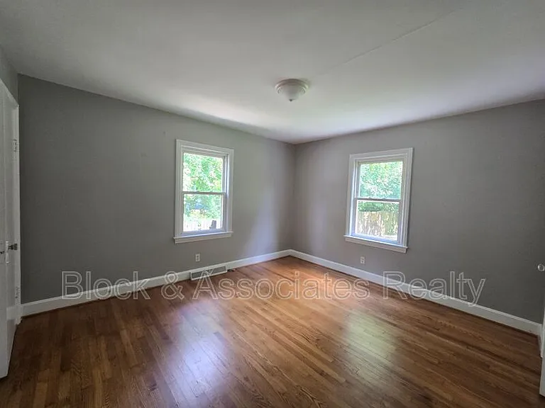 1034 E Lexington Ave — Photo 8