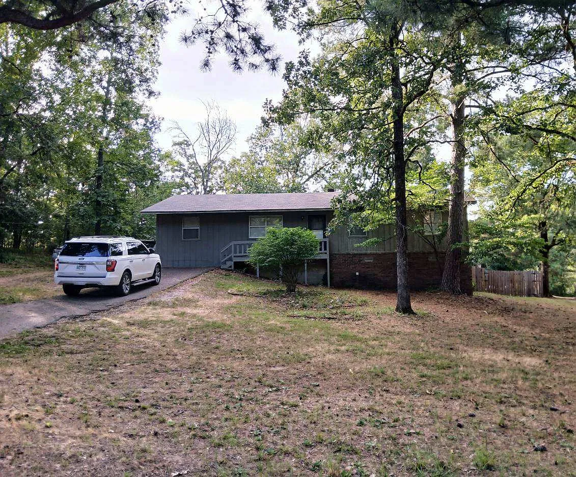 4 bed, 1.5 bath, 1458 sqft, $1,300 — Photo 1