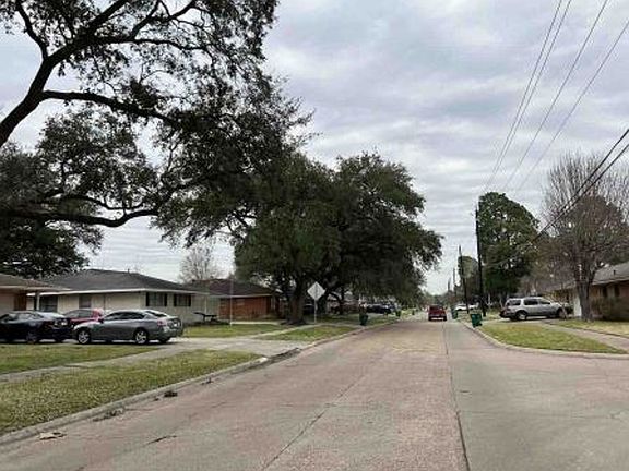 Exterior Neighborhood (street photo)