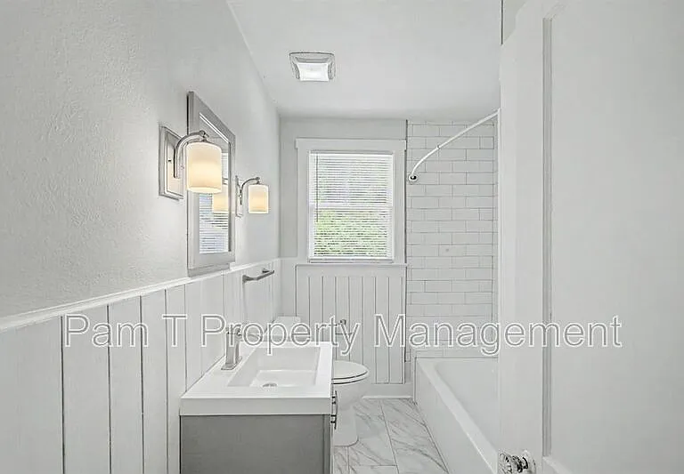 815 E 32nd St #B — Photo 16