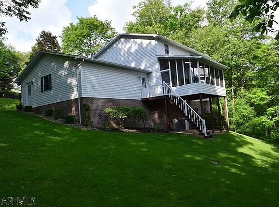 3rd image of 204 Oakridge Ave