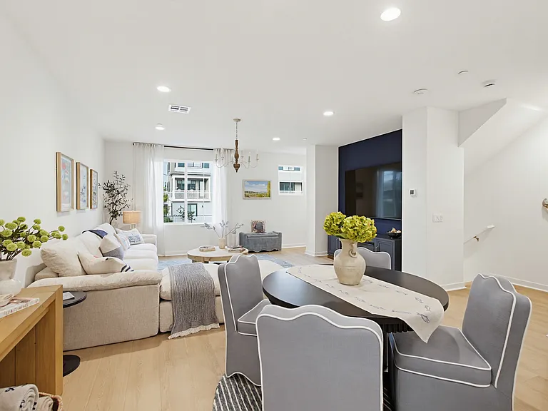 2528 Delphinium Ln — Photo 18
