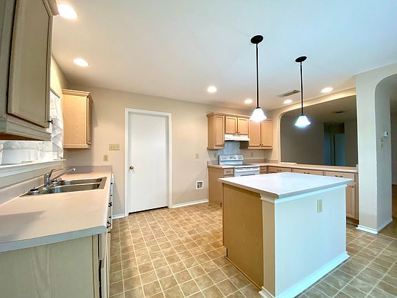 2nd image of 10038 Silverbrook Pl