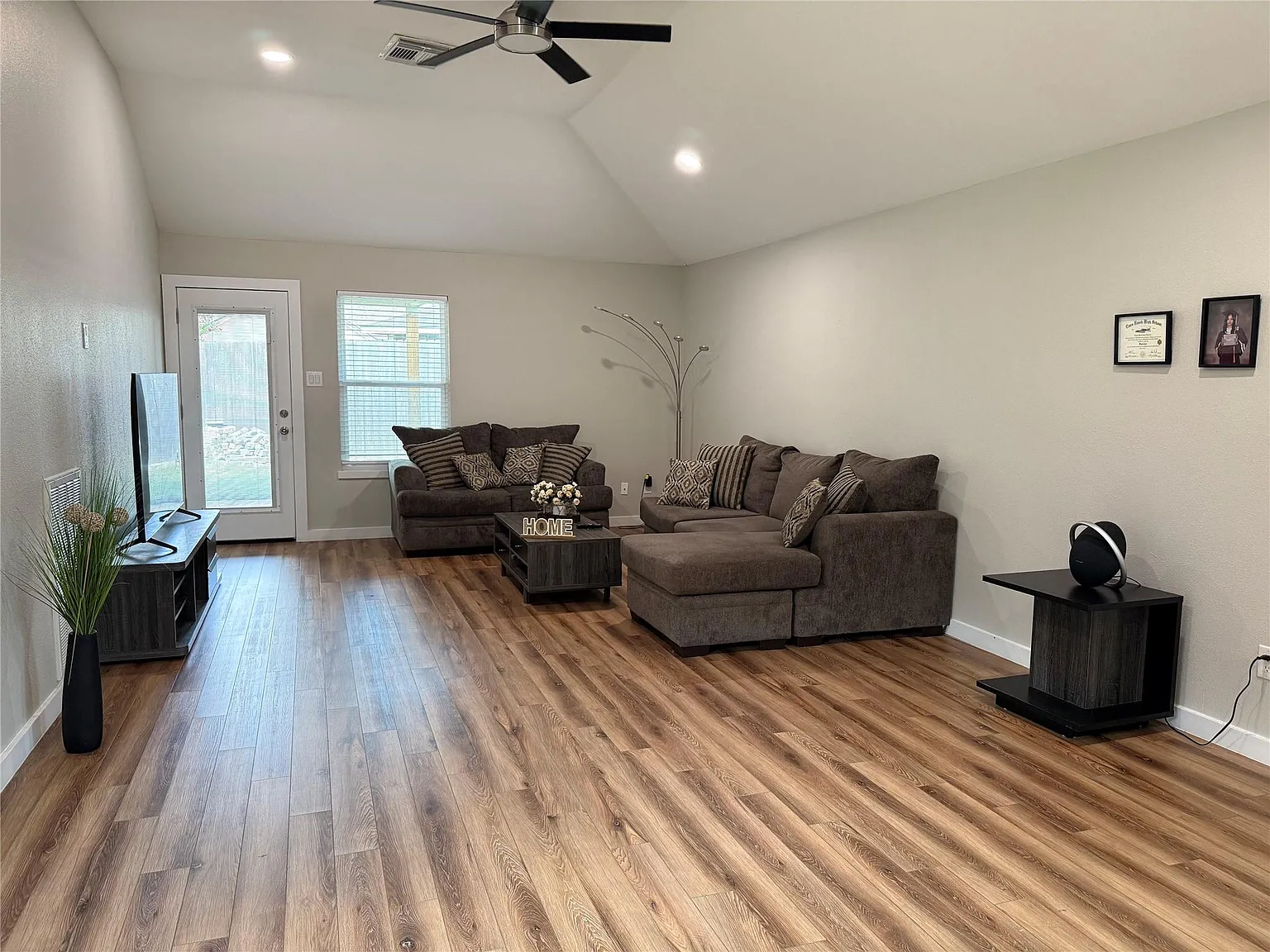 3 bed, 2.0 bath, 1618 sqft, $2,200 — Photo 4