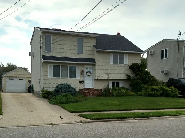 75 East Dr, Copiague, NY 11726