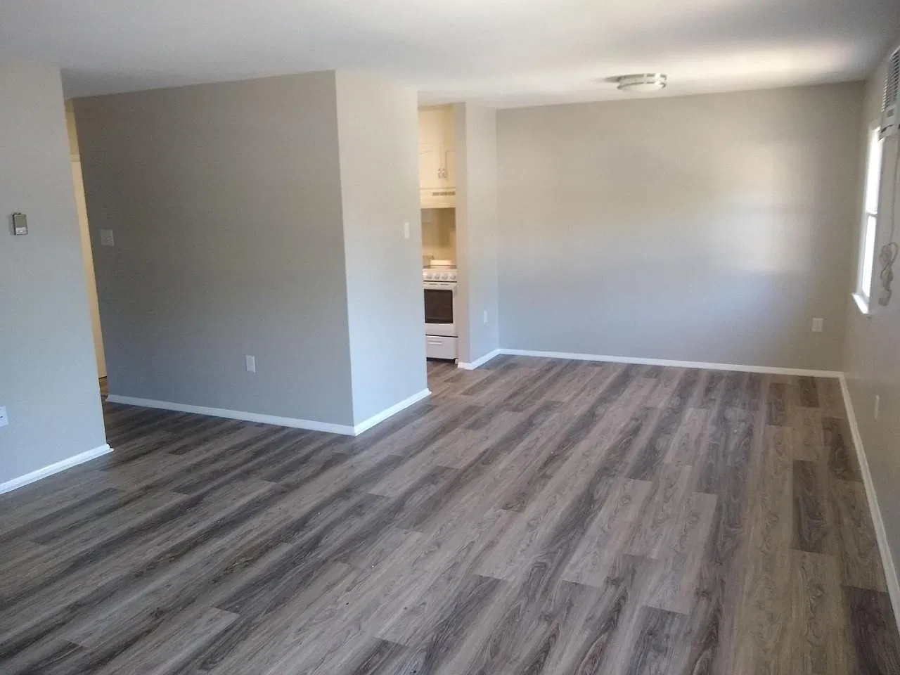 956 E Maple St — Photo 3
