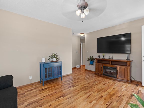 4th image of 632 Indiana St