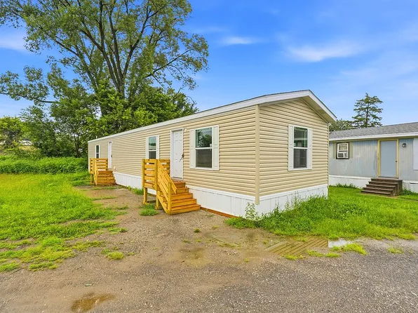 44 Gas Lantern Sq, Muscatine, IA 52761
