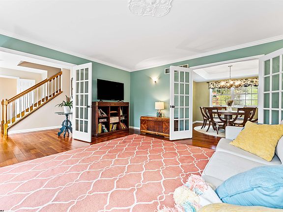 5th image of 1002 Deerwood Dr