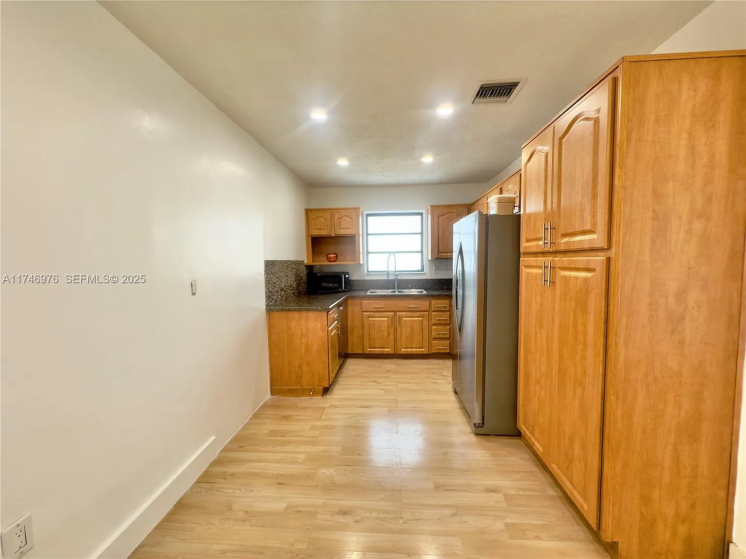 3 bed, 1180 sqft, $3,300 — Photo 3