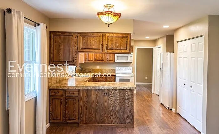 1808 Riverview Dr — Photo 6
