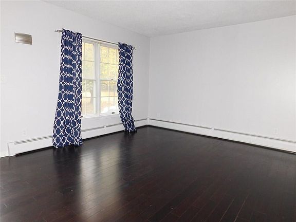 2nd image of 42 Wood Hollow Ln