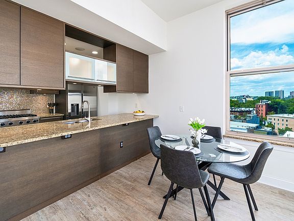 5th image of 10 Regent St APT 807